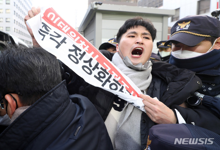 [서울=뉴시스] 추상철 기자 = 한국대학생진보연합(대진연) 회원들이 16일 오후 서울 영등포구 여의도 국민의힘 중앙당사에 진입해 '이태원 참사 국정조사 정상화' 촉구와 정진석 비상대책위원장과의 면담을 요구하는 과정에서 경찰에 연행되고 있다. 2022.12.16. scchoo@newsis.com