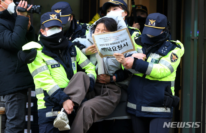 [서울=뉴시스] 추상철 기자 = 한국대학생진보연합(대진연) 회원들이 16일 오후 서울 영등포구 여의도 국민의힘 중앙당사에 진입해 '이태원 참사 국정조사 정상화' 촉구와 정진석 비상대책위원장과의 면담을 요구하는 과정에서 경찰에 연행되고 있다. 2022.12.16. scchoo@newsis.com