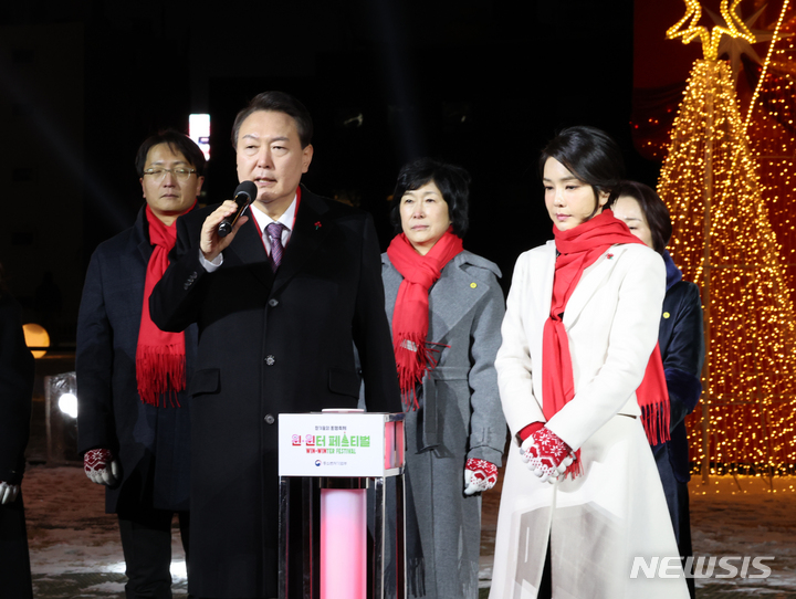 [서울=뉴시스] 홍효식 기자 = 윤석열 대통령이 16일 서울 종로구 열린송현광장에서 열린 윈·윈터 페스티벌 개막식에서 발언을 하고 있다. (대통령실통신사진기자단) 2022.12.16. yesphoto@newsis.com