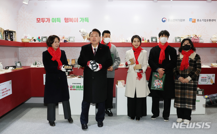 [서울=뉴시스] 홍효식 기자 = 윤석열 대통령과 부인 김건희 여사가 16일 서울 종로구 열린송현광장에서 열린 윈·윈터 페스티벌 개막식에서 판매 부스를 방문하고 있다. (대통령실통신사진기자단) 2022.12.16. yesphoto@newsis.com