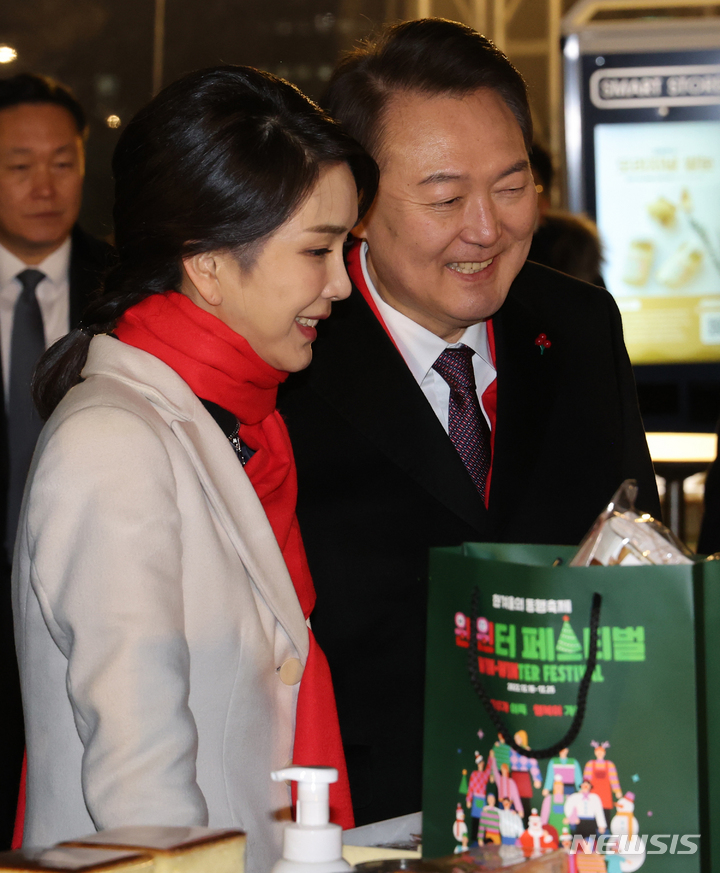 [서울=뉴시스] 홍효식 기자 = 윤석열 대통령과 부인 김건희 여사가 16일 서울 종로구 열린송현광장에서 열린 윈·윈터 페스티벌 개막식에서 에어돔 부스를 방문하고 있다. (대통령실통신사진기자단) 2022.12.16. yesphoto@newsis.com