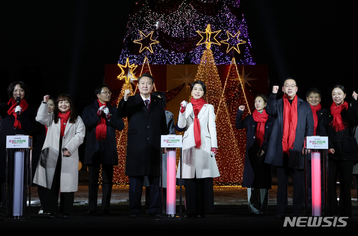 [서울=뉴시스] 홍효식 기자 = 윤석열 대통령과 부인 김건희 여사가 16일 서울 종로구 열린송현광장에서 열린 윈·윈터 페스티벌 개막식에서 트리 점등 후 기념촬영을 하고 있다. (대통령실통신사진기자단) 2022.12.16. yesphoto@newsis.com