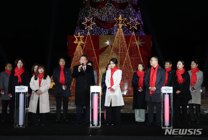 [서울=뉴시스] 홍효식 기자 = 윤석열 대통령이 16일 서울 종로구 열린송현광장에서 열린 윈·윈터 페스티벌 개막식에서 발언을 하고 있다. (대통령실통신사진기자단) 2022.12.16. yesphoto@newsis.com