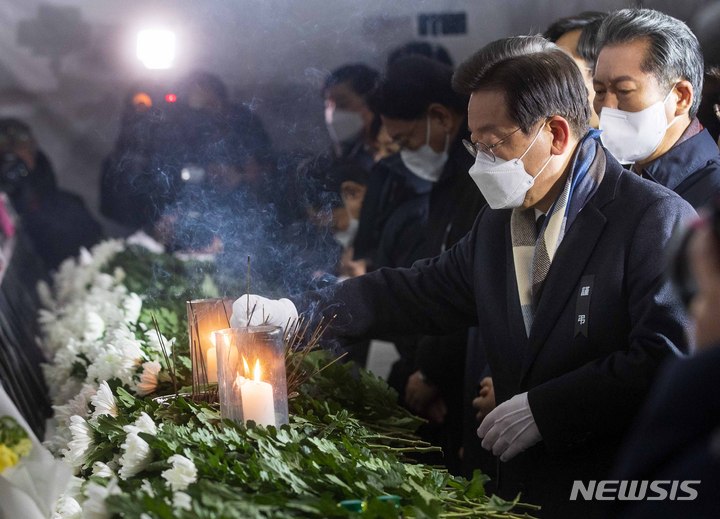 [서울=뉴시스] 최진석 기자 = 이재명 더불어민주당 대표가 16일 서울 용산구 녹사평역 이태원 광장에 마련된 ‘10·29 이태원 참사 희생자 합동분향소’를 찾아 분향하고 있다. (공동취재사진) 2022.12.16. photo@newsis.com