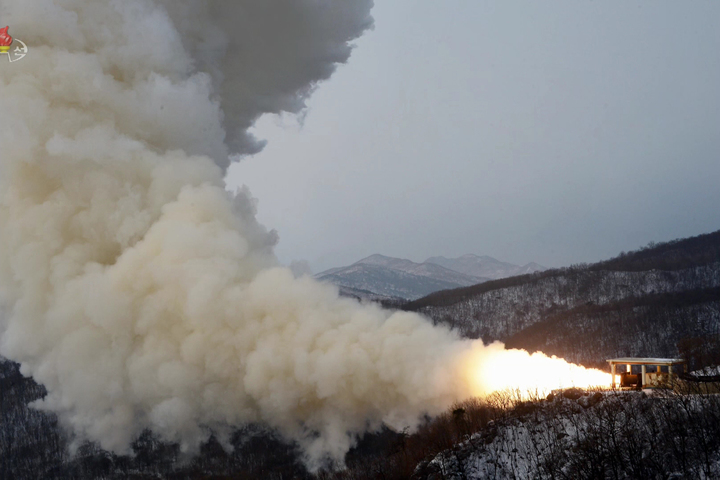 [서울=뉴시스] 북한 조선중앙TV는 고체연료를 사용하는 고출력 로켓엔진 시험에 성공했다고 16일 보도했다. 사진은 15일 오전 북한 동창리 서해위성발사장에서 대륙간탄도미사일(ICBM)용으로 보이는 '대출력 고체연료 발동기'를 시험하는 모습. (사진=조선중앙TV 캡처) 2022.12.16. photo@newsis.com *재판매 및 DB 금지