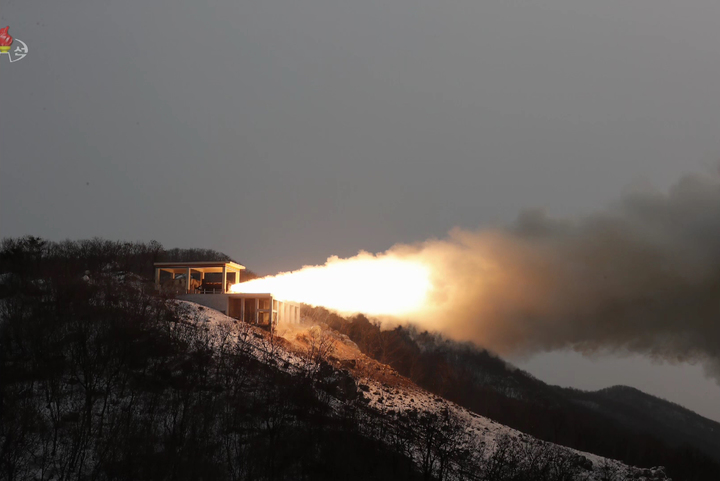 [서울=뉴시스] 북한 조선중앙TV는 고체연료를 사용하는 고출력 로켓엔진 시험에 성공했다고 16일 보도했다. 사진은 15일 오전 북한 동창리 서해위성발사장에서 대륙간탄도미사일(ICBM)용으로 보이는 '대출력 고체연료 발동기'를 시험하는 모습. (사진=조선중앙TV 캡처) 2022.12.16. photo@newsis.com *재판매 및 DB 금지