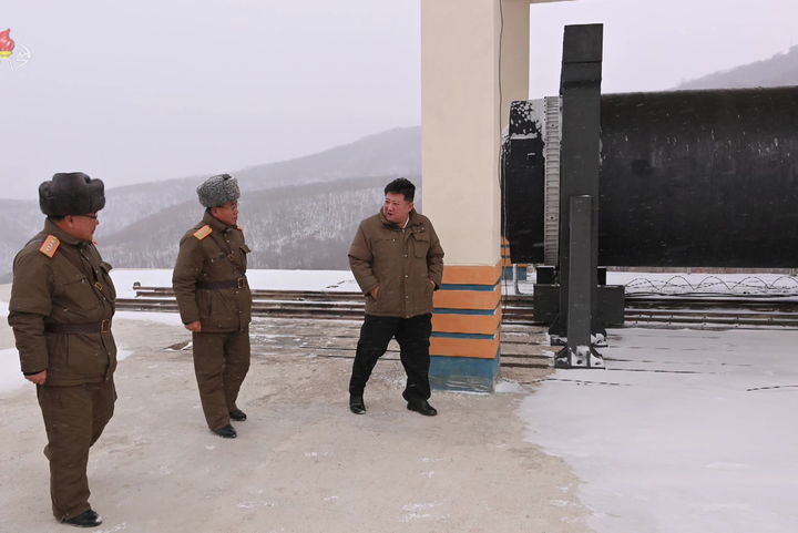 [서울=뉴시스] 북한 조선중앙TV는 고체연료를 사용하는 고출력 로켓엔진 시험에 성공했다고 16일 보도했다. 사진은 김정은 북한 국무위원장이 15일 오전 북한 동창리 서해위성발사장에서 대륙간탄도미사일(ICBM)용으로 보이는 '대출력 고체연료 발동기' 시험을 현지 지도하는 모습. (사진=조선중앙TV 캡처) 2022.12.16. photo@newsis.com *재판매 및 DB 금지