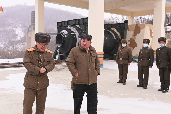 [서울=뉴시스] 북한 조선중앙TV는 고체연료를 사용하는 고출력 로켓엔진 시험에 성공했다고 16일 보도했다. 사진은 김정은 북한 국무위원장이 15일 오전 북한 동창리 서해위성발사장에서 대륙간탄도미사일(ICBM)용으로 보이는 '대출력 고체연료 발동기' 시험을 현지 지도하는 모습. (사진=조선중앙TV 캡처) 2022.12.16. photo@newsis.com *재판매 및 DB 금지