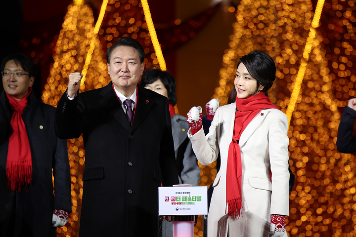 [서울=뉴시스] 윤석열 대통령과 부인 김건희 여사가 16일 서울 종로구 열린송현광장에서 열린 윈·윈터 페스티벌 개막식에서 트리 점등 후 기념촬영을 하고 있다. (사진=대통령실 제공) 2022.12.16. photo@newsis.com *재판매 및 DB 금지