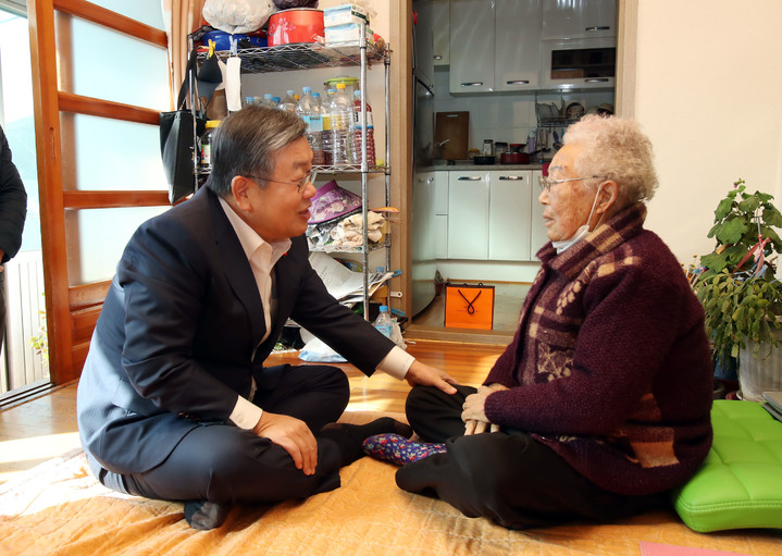 [밀양=뉴시스] 안지율 기자 = 박일호 경남 밀양시장이 16일 연말연시를 맞아 산외면에 거주하는 국가유공자 가구를 방문해 어르신의 건강과 복을 기원하며 담소를 나누고 있다. (사진=밀양시 제공) 2022.12.17. photo@newsis.com *재판매 및 DB 금지