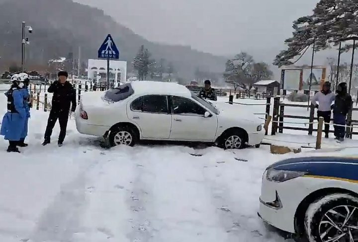 [보은=뉴시스] 안성수 기자 = 17일 오전 10시15분 충북 보은군 속리산면 상판리 한 도로에서 A씨가 몰던 승용차량이 눈길에 미끄러져 가드레일을 들이받았다. (사진=보은소방서 제공) 2022.12.17. photo@newsis.com *재판매 및 DB 금지