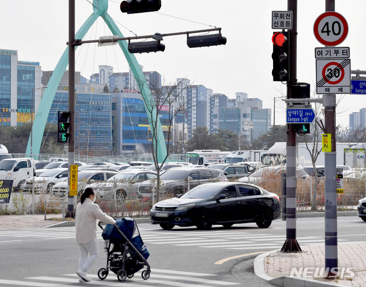 [나주=뉴시스] 이영주 기자 = 16일 오전 전남 나주시 혁신도시 내 한 삼거리에 설치된 우회전 신호등이 정지 신호를 지시하고 있다. 2022.12.16. leeyj2578@newsis.com 