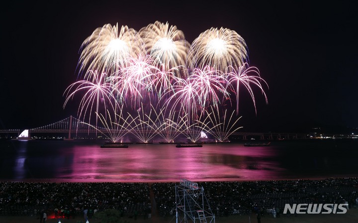 [부산=뉴시스] 하경민 기자 = '제17회 부산불꽃축제'가 열린 17일 부산 수영구 광안리해수욕장 일대에서 화려한 불꽃쇼가 펼쳐지고 있다. 이번 축제는 코로나19 장기화로 지친 시민들을 위로하기 위해 3년 만에 정상 개최됐다. 2022.12.17. yulnetphoto@newsis.com