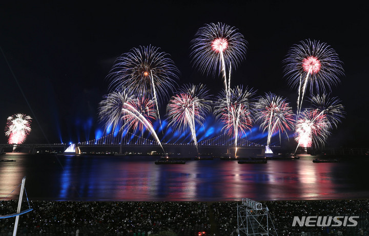 [부산=뉴시스] 하경민 기자 = '제17회 부산불꽃축제'가 열린 17일 부산 수영구 광안리해수욕장 일대에서 화려한 불꽃쇼가 펼쳐지고 있다. 이번 축제는 코로나19 장기화로 지친 시민들을 위로하기 위해 3년 만에 정상 개최됐다. 2022.12.17. yulnetphoto@newsis.com