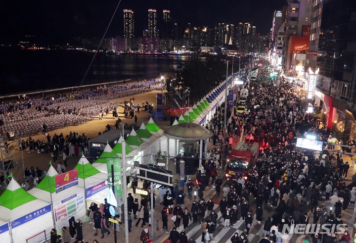 [부산=뉴시스] 하경민 기자 = '제17회 부산불꽃축제'가 열린 17일 부산 수영구 광안리해수욕장 일대에서 불꽃쇼가 끝나자 관람객들이 한꺼번에 이동하고 있다. 이번 축제는 코로나19 장기화로 지친 시민들을 위로하기 위해 3년 만에 정상 개최됐다. 2022.12.17. yulnetphoto@newsis.com