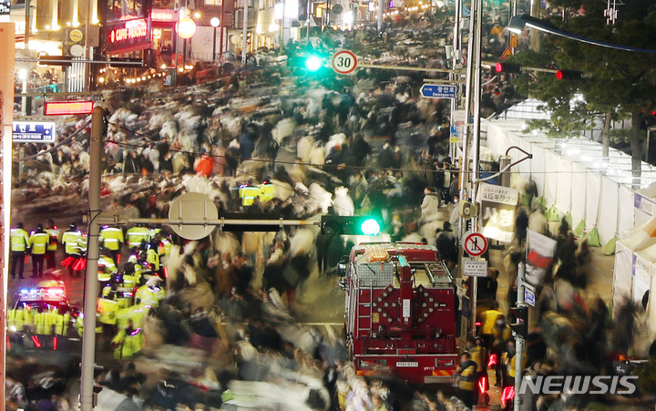 [부산=뉴시스] 하경민 기자 = '제17회 부산불꽃축제'가 열린 17일 부산 수영구 광안리해수욕장 일대에서 불꽃쇼가 끝나자 관람객들이 한꺼번에 이동하고 있다. 이번 축제는 코로나19 장기화로 지친 시민들을 위로하기 위해 3년 만에 정상 개최됐다. 2022.12.17. yulnetphoto@newsis.com