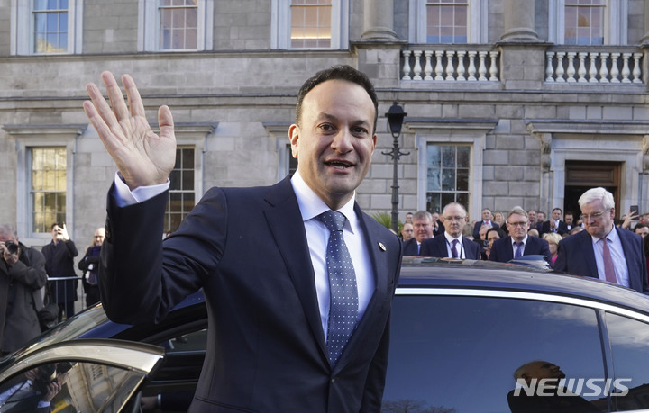 [더블린(아일랜드)= AP/뉴시스] 리오 버라드커 아일랜드 총리가 '팀 아일랜드 무역사절단주간'을 맞아 이틀 동안 한국을 찾는다. 이번 방문에서 윤석열 대통령 등 주요 인사를 만나 수교 40돌을 맞은 한국과 관계 강화와 호혜적인 경제 관계 수립을 도모한다. 사진은 버라드커 총리가 지난해 12월17일(현지시간) 아일랜드 수도 더블린 소재 하원의회에서 3당 연정의 새 정부 총리로 선출된 뒤 지지자에게 손을 들어 인사하는 모습. 2023.10.31.