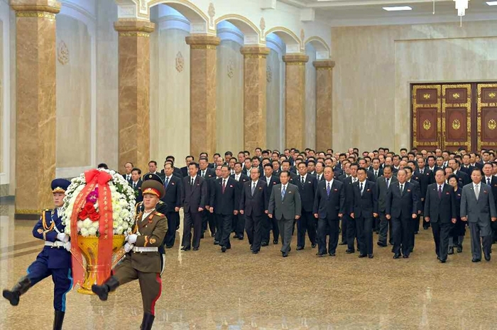 [서울=뉴시스] 북한 노동당 기관지인 노동신문은 18일 '민족최대의 추모의 날에 즈음해 당과 정부의 간부들 금수산태양궁전을 찾아 숭고한 경의 표시'라는 기사를 통해 당 간부들의 추모 행사를 보도했다. (사진=노동신문) 2022.12.18. photo@newsis.com  *재판매 및 DB 금지