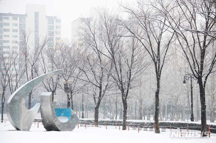 작품과 설경.(사진 안양시 제공).