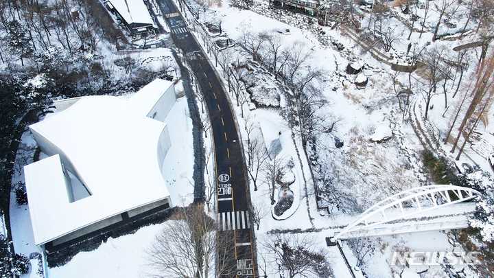 눈 덮힌 작품.(사진 안양시 제공).