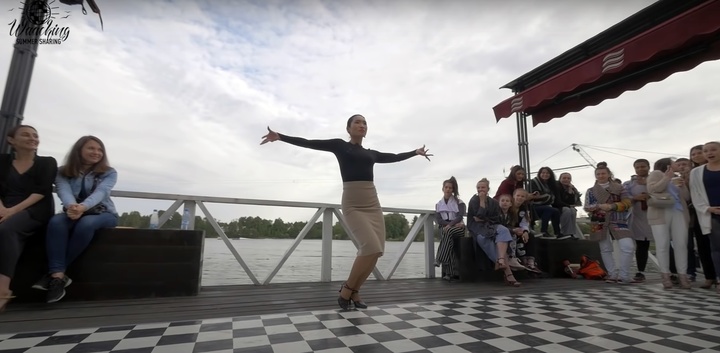 [서울=뉴시스]립제이가 2017년 러시아에서 열린 '왁킹 셰어링' 행사에서 사라사테의 '치고이너바이젠'에 맞춰 춤추는 영상 화면. (사진=유튜브 채널 Waacking Sharing 영상 캡처) 2022.12.19. photo@newsis.com *재판매 및 DB 금지