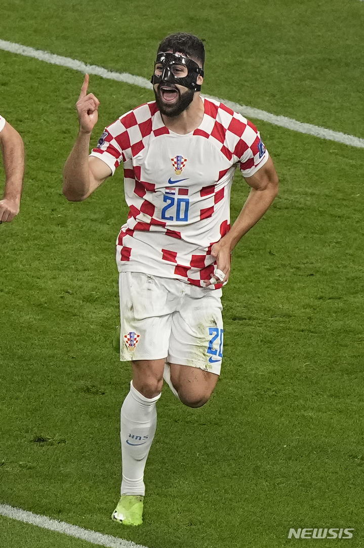 [도하(카타르)=AP/뉴시스]모로코와 3위 결정전에서 골 넣은 크로아티아 그바르디올. 2022.12.18. 