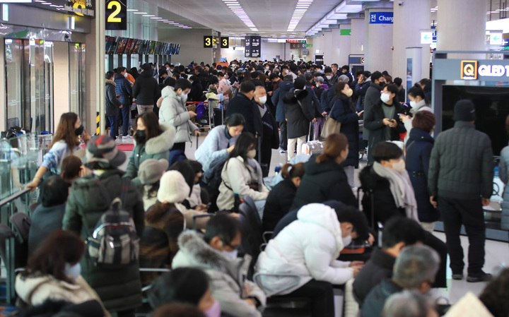 [제주=뉴시스] 우장호 기자 = 전국에 한파가 기승을 부리는 18일 오전 제주국제공항 3층 출발장이 제주를 떠나려는 관광객들이 몰리며 북적이고 있다. 2022.12.18. woo1223@newsis.com