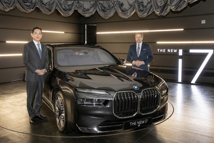 [서울=뉴시스] 박주성 기자 = 이재용 삼성전자 회장이 17일 오전 인천 영종도에 위치한 BMW 드라이빙 센터에서 올리버 집세(Oliver Zipse) BMW CEO와 기념촬영을 하고 있다. (사진=삼성전자 제공). 2022.12.18. photo@newsis.com *재판매 및 DB 금지