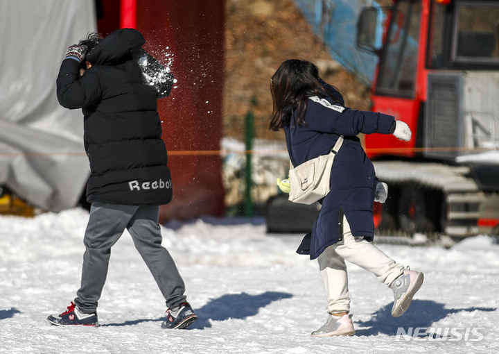 [과천=뉴시스] 정병혁 기자 = 한파가 이어지고 있는 18일 경기 과천시 서울랜드 눈썰매장을 찾은 시민들이 눈싸움을 하고 있다. 2022.12.18. jhope@newsis.com