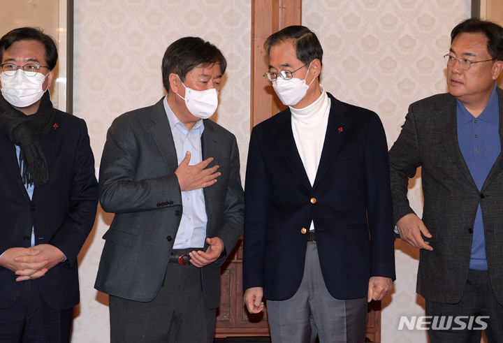 [서울=뉴시스] 김명원 기자 = 한덕수 국무총리와 김대기 대통령실 비서실장이 18일 서울 종로구 삼청동 총리공관에서 열린 당정대협의회에서 대화하고 있다. (공동취재사진) 2022.12.18. photo@newsis.com