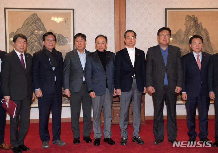 [서울=뉴시스] 김명원 기자 = 한덕수 국무총리, 김대기 대통령실 비서실장, 정진석 국민의힘 비상대책위원장 등 참석자들이 18일 서울 종로구 삼청동 총리공관에서 열린 당정대협의회에 앞서 기념촬영을 하고 있다. (공동취재사진) 2022.12.18. photo@newsis.com