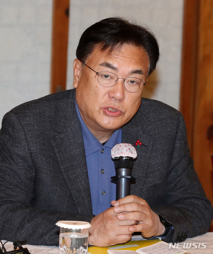 [서울=뉴시스] 김명원 기자 = 정진석 국민의힘 비상대책위원장이 18일 서울 종로구 삼청동 총리공관에서 열린 당정대협의에서 모두발언을 하고 있다. (공동취재사진) 2022.12.18. photo@newsis.com