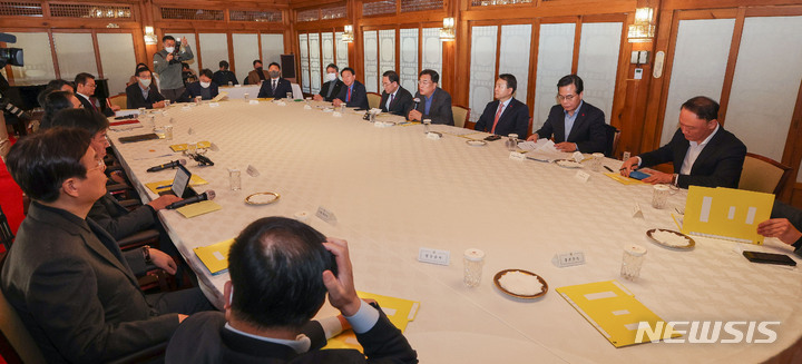 [서울=뉴시스] 김명원 기자 = 정진석 국민의힘 비상대책위원장이 18일 서울 종로구 삼청동 총리공관에서 열린 당정대협의에서 모두발언을 하고 있다. (공동취재사진) 2022.12.18. photo@newsis.com