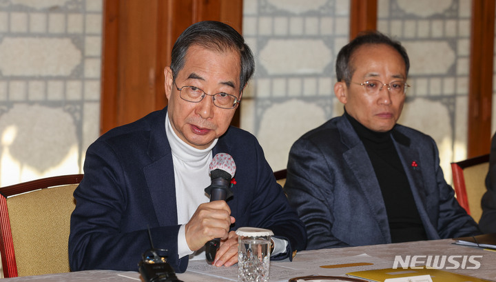 [서울=뉴시스] 김명원 기자 = 한덕수 국무총리가 18일 서울 종로구 삼청동 총리공관에서 열린 당정대협의에서 모두발언을 하고 있다. (공동취재사진) 2022.12.18. photo@newsis.com