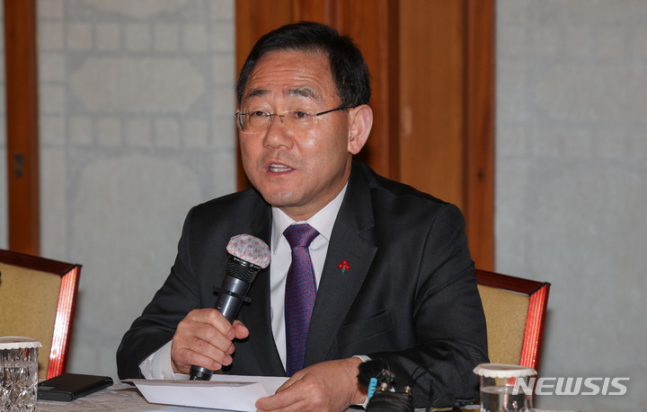 [서울=뉴시스] 김명원 기자 = 주호영 국민의힘 원내대표가 지난 18일 서울 종로구 삼청동 총리공관에서 열린 당정대협의에서 모두발언을 하고 있다. (공동취재사진) 2022.12.18. photo@newsis.com