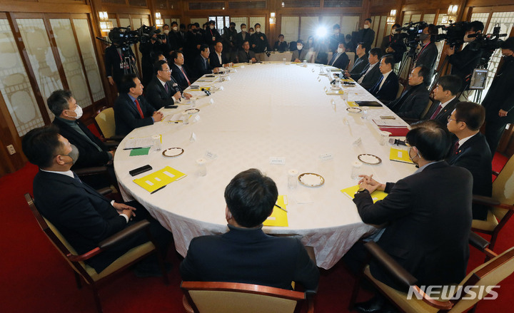 [서울=뉴시스] 김명원 기자 = 주호영 국민의힘 원내대표가 18일 서울 종로구 삼청동 총리공관에서 열린 당정대협의에서 모두발언을 하고 있다. (공동취재사진) 2022.12.18. photo@newsis.com