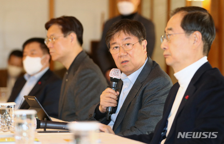 [서울=뉴시스] 김명원 기자 = 김대기 대통령실 비서실장이 18일 서울 종로구 삼청동 총리공관에서 열린 당정대협의에서 모두발언을 하고 있다. (공동취재사진) 2022.12.18. photo@newsis.com