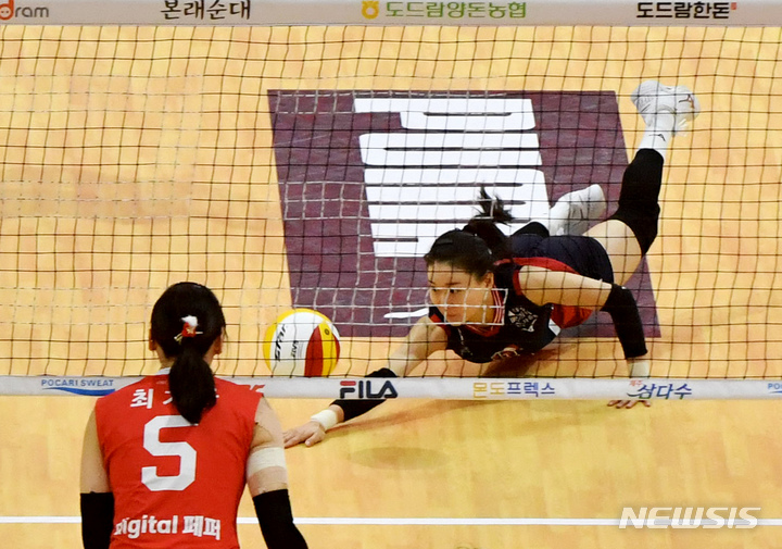[광주=뉴시스] 이영주 기자 = 18일 오후 광주 서구 염주종합체육관에서 열린 2022-2023 도드람 V리그 페퍼저축은행과 현대건설의 경기, 현대건설 리베로 김연견이 공을 받아내고 있다. 2022.12.18.leeyj2578@newsis.com