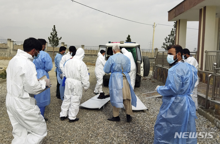 [=AP/뉴시스]힌두쿠시 산맥을 관통하는 아프가니스탄 카불 북쪽의 살랑 터널에서 17일 밤 발생한 유조차 폭발 사고로 인한 사만자들의 시신을 18일 현지 의료진들이 수습하고 있다. 탈레반 정부 대변인은 19일 폭발로 인한 사망자 수가 31명으로 늘어났다고 밝혔다. 2022.12.19