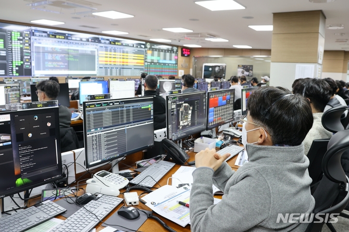 [서울=뉴시스]지난 17일 한국항공우주연구원 다누리 임무 운영 관제실에서 연구진들이 1차 달 임무궤도 진입 기동을 수행하고 있다. (사진=과학기술정보통신부 제공)