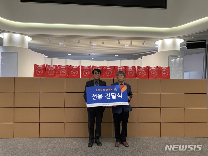 [서울=뉴시스] 골프존문화재단이 19일 지역 소외계층 아동을 위한 ‘2022 희망행복나눔 선물 전달식’을 진행했다. 대전 지역 전달식에 참석한 (왼쪽부터)골프존문화재단 김윤길 사무국장, 대전광역시자원봉사센터 구자행 센터장이 기념 사진을 촬영하고 있다. (사진=골프존문화재단 제공) 2022.12.19. photo@newsis.com