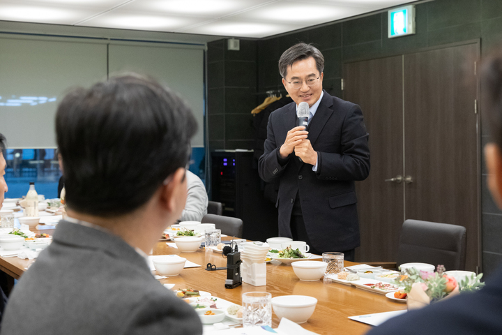 18일 수원시 팔달구 도담소에서 열린 경기도 국회의원 초청 간담회에서 김동연 경기도지사가 인사말을 하고 있다. (사진=경기도 제공) *재판매 및 DB 금지