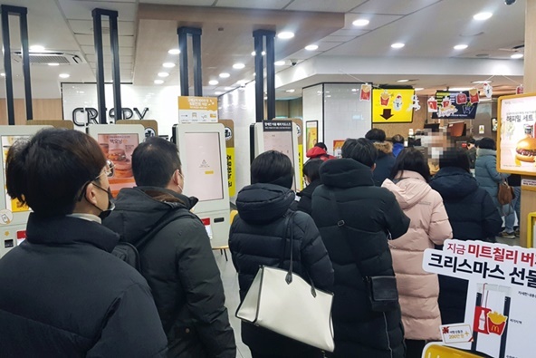 19일 오전 맥도날드 서울시청점에 무료 커피를 받기 위해 사람들이 모여있다. (사진=주동일 기자) *재판매 및 DB 금지