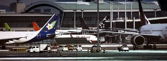 [인천공항=뉴시스] 홍찬선 기자 = 19일 오전 인천공항 제1여객터미널 계류장에서 라오스 비엔티엔으로 이륙하려던 라오항공 QV924편과 에어프레미아 항공기 날개가 접촉사고를 냈다. 사진은 사고 모습. (사진=인천공항공사 제공) 2022.12.19. photo@newsis.com *재판매 및 DB 금지