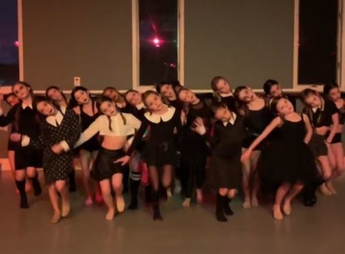 큰 인기를 끌고 있는 넷플릭스 오리지널 8부작 시리즈 ‘웬즈데이’에서 제나 오르테가가 연기한 여주인공 ‘웬즈데이’의 특이한 춤동작 따라하기 열풍이 불고 있다. 출처: 틱톡 @oliviaalboher *재판매 및 DB 금지