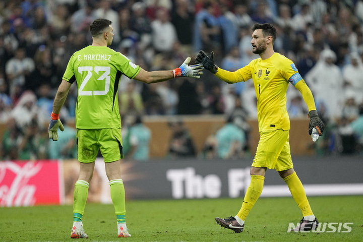 [루사일=AP/뉴시스]에밀리아노 마르티네스(아르헨티나)와 위고 요리스(프랑스)가 지난해 12월19일(한국시간) 카타르 월드컵 축구 결승전 승부차기 전에 악수하고 있다. 2023.01.02.