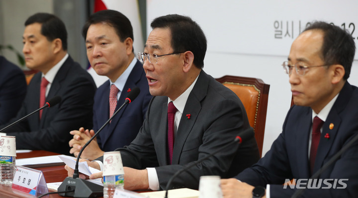 [서울=뉴시스] 추상철 기자 = 주호영 국민의힘 원내대표가 19일 오전 서울 여의도 국회에서 열린 '2023년 경제정책방향 관련 당정 협의회'에 참석해 발언하고 있다. 2022.12.19. scchoo@newsis.com