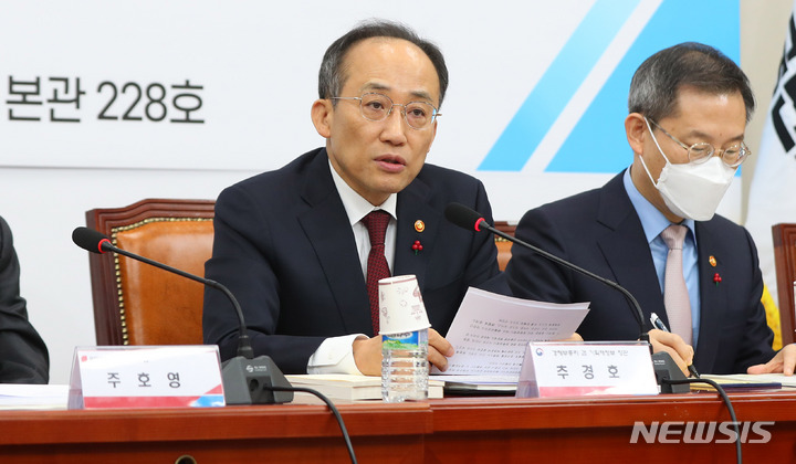 [서울=뉴시스] 추상철 기자 = 추경호 경제부총리 겸 기획재정부 장관이 19일 오전 서울 여의도 국회에서 열린 '2023년 경제정책방향 관련 당정 협의회'에 참석해 발언하고 있다. 2022.12.19. scchoo@newsis.com