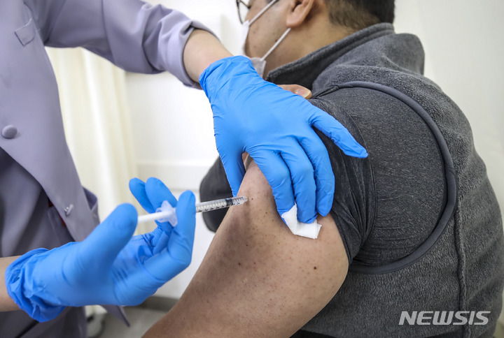 [서울=뉴시스] 정병혁 기자 = 지난 2022년 12월 19일 서울 강서구 서울부민병원을 찾은 시민이 코로나19 백신 접종을 받고 있다. 2022.12.19. jhope@newsis.com