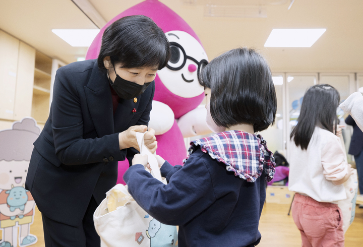 [서울=뉴시스] 한화진 환경부 장관이 지난해 12월19일 세종시 한 어린이집을 방문해 어린이들의 층간소음 예방 교육에 함께 참여해 층간소음 예방 캐릭터(조용이·사뿐이)를 활용한 층간소음 저감 물품을 나눠주고 있는 모습. (사진=환경부 제공) 2022.12.19. photo@newsis.com *재판매 및 DB 금지